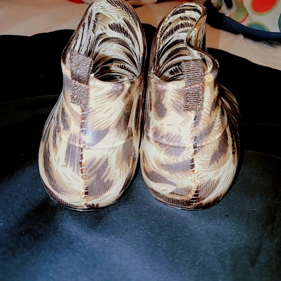 A CAPELLI RUBBER SHOES. Size 8 - Picture 5 of 8